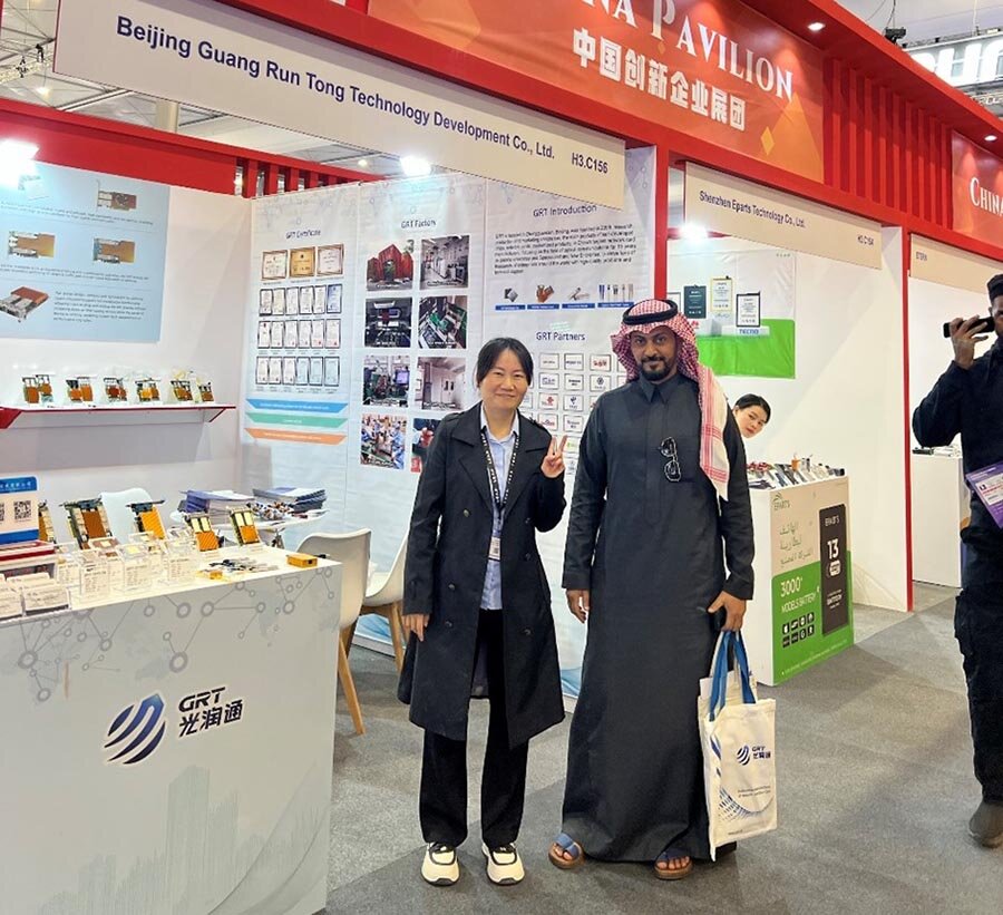 外貿經理與參會嘉賓合照